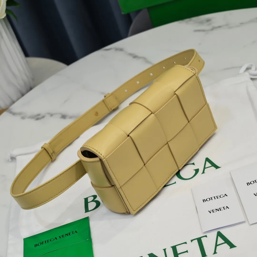 #𝐓𝐇𝐄 𝐁𝐄𝐋𝐓 𝐂𝐀𝐒𝐒𝐄𝐓𝐓𝐄 Checkered waist bag🔻 The hot cassette has a new style. The lambskin material is very light and has the same high-grade touch as always. It can be used as a handbag, waist bag, crossbody, or shoulder bag. Small and exquisite but very easy to use, it is stress-free to install iPhone plus, 💄lipstick 🕶️sunglasses! It continues the square shape of the cassette bag and does not deform after loading. It has a very concave shape! 【6815#】 Size: 17.5*9.5*5cm